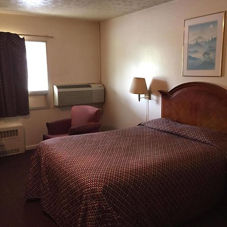 Vista Heights Inn Henrietta Esterno foto